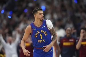 波特：我的肩伤本来要恢复3-4个月 季后赛我是在用一只胳膊打球