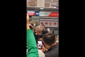 记者：部分国安球迷前往机场为塞蒂恩送行，张源含泪送别