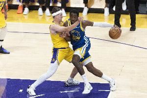 里夫斯：我们打不好第三节的问题从我来这里就有 这是球员的责任