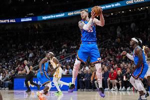  亚历山大：哈滕很擅长做帮队友创造空位的小事