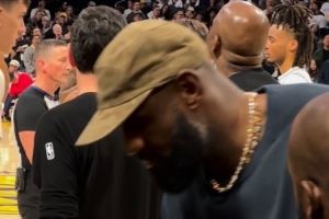  转型教练！湖人vs马刺花絮：詹姆斯场边与助教认真探讨比赛录像