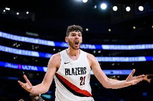  这大屁股墩！克林根脚底一滑重重摔倒在地