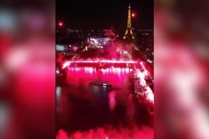  那里的足球很纯粹😅摩洛哥维达德球迷“点燃”巴黎为球队庆生