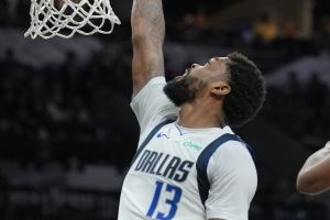  撑不住也要撑！马绍尔上半场6中5得到17分3板1助2断 罚球7中6