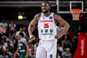  法里埃德与帕纳辛纳科斯签的合同是2个月 届时看表现决定能否留队