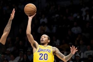  手感冰凉！小尼克-史密斯8投仅1中拿到3分 三分4中1