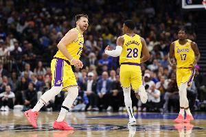  神仙打架！八村塁与东契奇互飙中场三分 双方鏖战3局卢卡“绝杀”