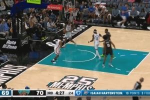  切特上篮被莫兰特劈头盖脸搂下来 裁判回看后吹罚普通犯规