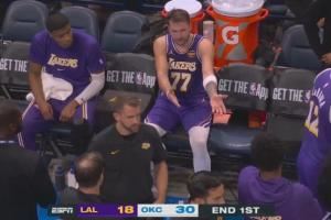  首节落后12分！东契奇在板凳席与八村塁积极讨论比赛！