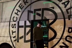  早日康复！基米希随队抵达卢森堡，走路仍一瘸一拐