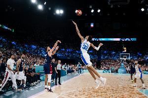  科尔：我要把库里在奥运面对文班投三分的照片放在房间