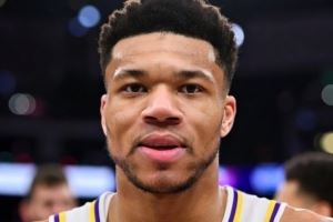  字母为湖人“送”球！美网友：开始替未来队友操心了 他是个湖人!