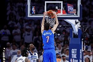  表现活跃！霍姆格伦半场12中6&三分2中1拿到14分6板&抢3个前场板