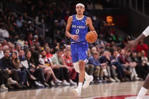  很突然！布莱克抢断反击变向几乎晃倒奥科吉 直接飞扣得分