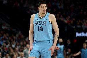  一般！扎克·埃迪10中4得8分11板2助2帽 包括5进攻板