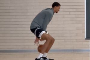  期待回归！记者晒出文班亚马在训练馆场边练运球视频