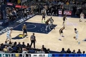  这么抽象了吗？半场结束前最后一攻 三球突破拉杆上空篮没中